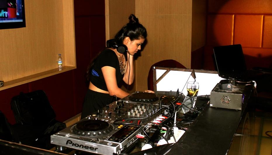 female disco jockey ajmer